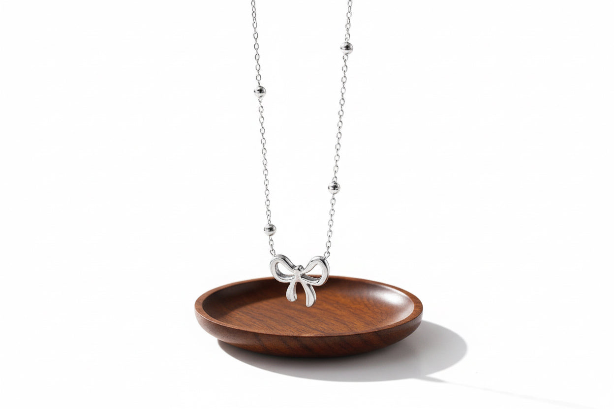 Collier Minimaliste avec Pendentif Nœud Élégant
