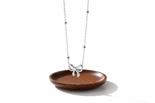 Collier Minimaliste avec Pendentif Nœud Élégant