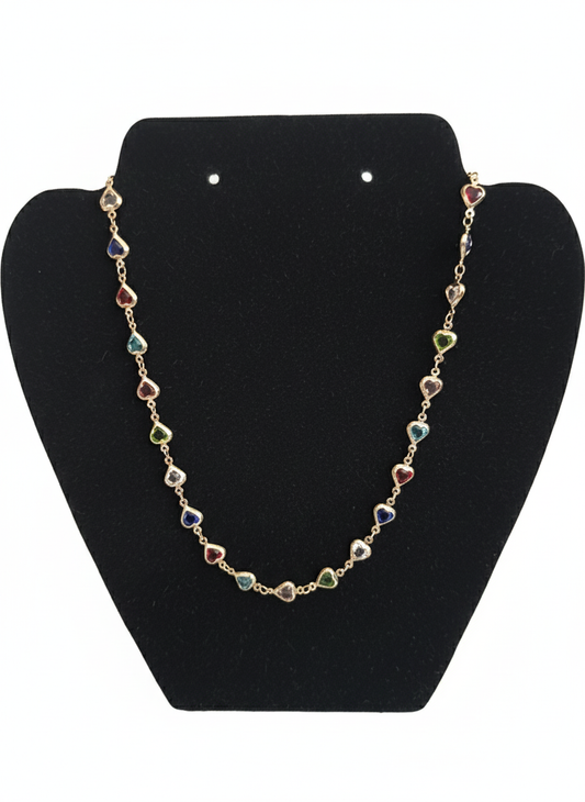 Collier Riviera Multicolore – Cœurs de Cristal et Fini Doré
